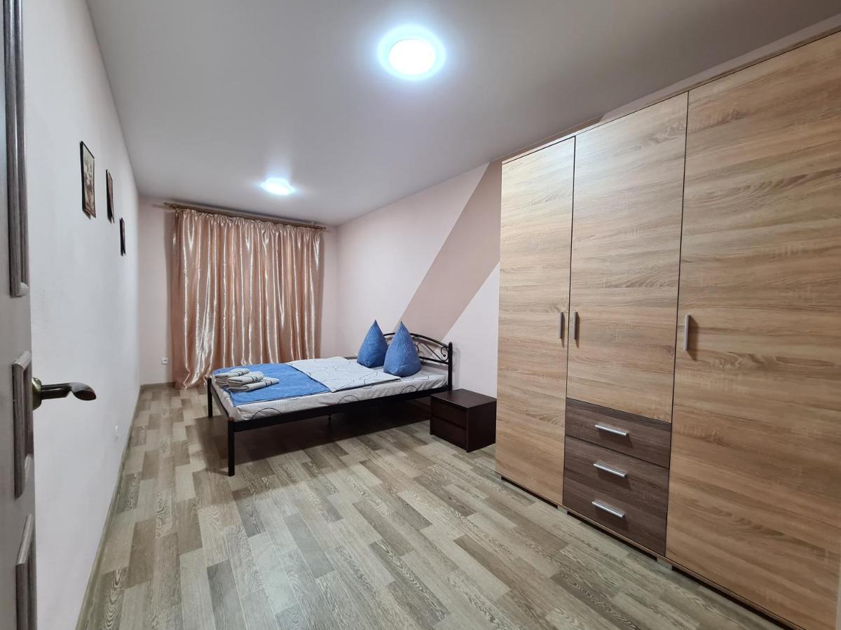 3-Room Apartment Near Inturist On Sobornyi Avenue 156, By Grandhome Zaporizhia Exterior photo